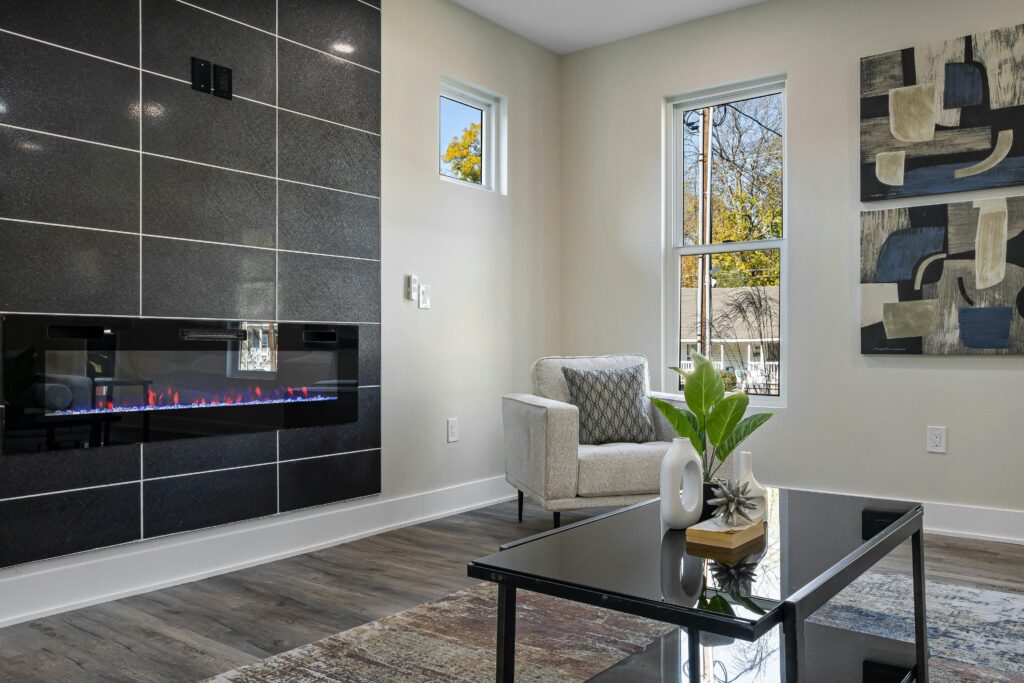 biokominek w ścianie w małym salonie