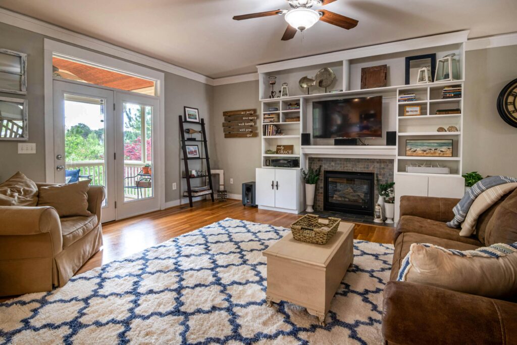 wielofunkcyjna przestrzeń nad kominkiem